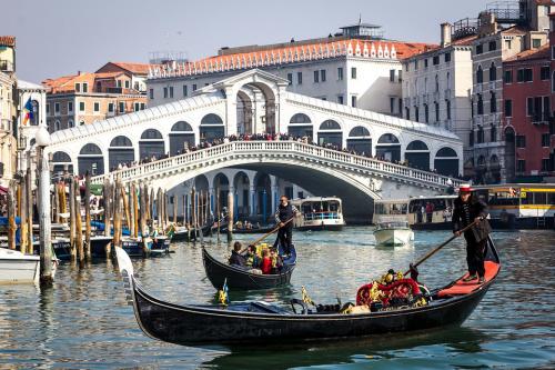 Turisták fürödtek a velencei Canal Grandéban